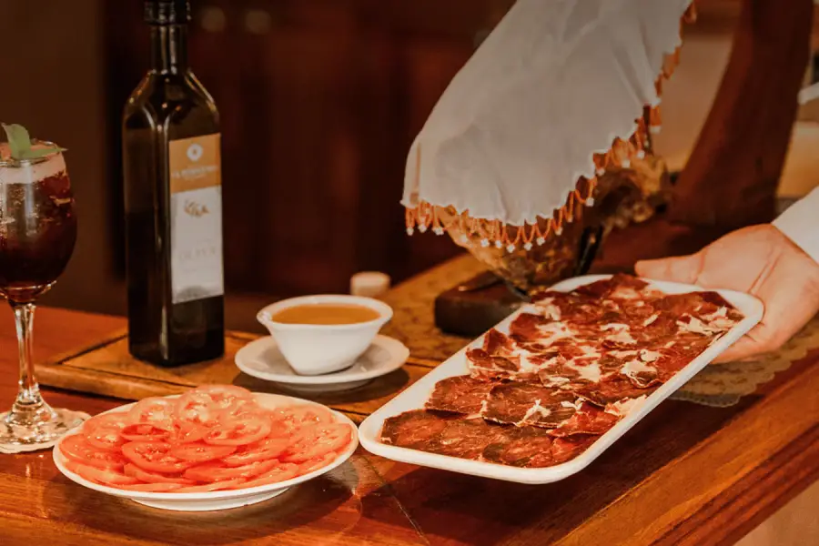 En Cerdo Negro (Salta) producen jamón ibérico al estilo España