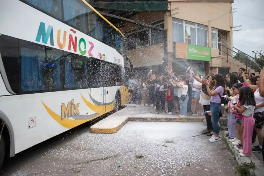 UN CARNAVAL. Con espuma, aplausos y saludos llegó el colectivo.