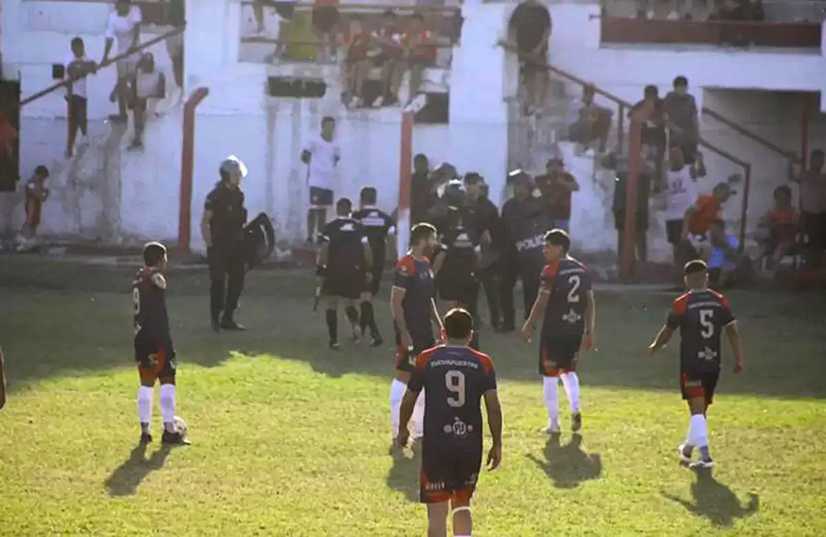 POLÉMICO. Maximiliano Leal se retira del campo junto a sus ayudantes, luego de haber suspendido del partido por una agresión a la jueza de línea.
