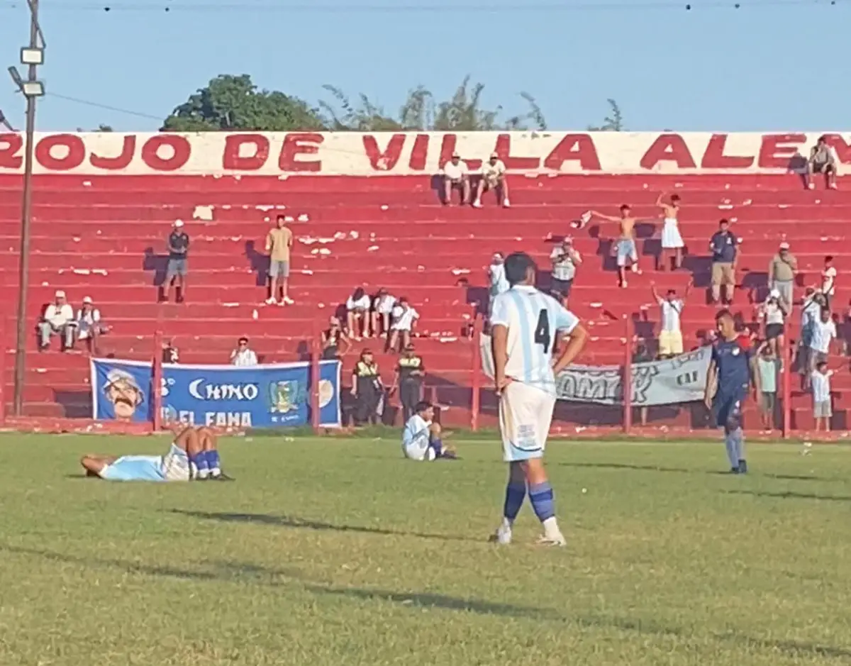 DIJERON BASTA. Los jugadores de Famaillá se quedaron parados en el segundo tiempo, como una manera de reprochar la actitud del juez Maximiliano Leal.