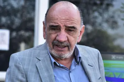 La madre de Karla Robles solicita un juicio político contra el ministro fiscal Edmundo Jiménez