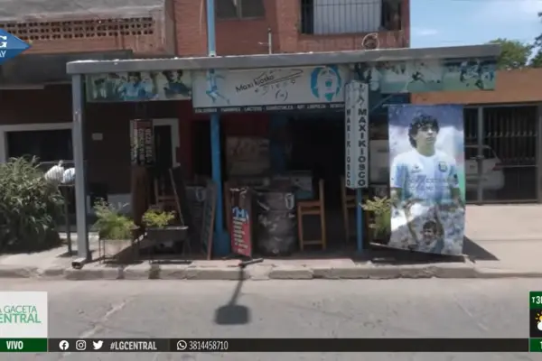 La historia del tucumano que convirtió su drugstore en un santuario maradoniano: “El Diego vive acá”