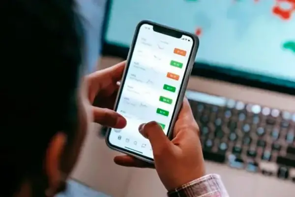 Una reforma amplía la capacidad de adolescentes para hacer inversiones con bonos y acciones
