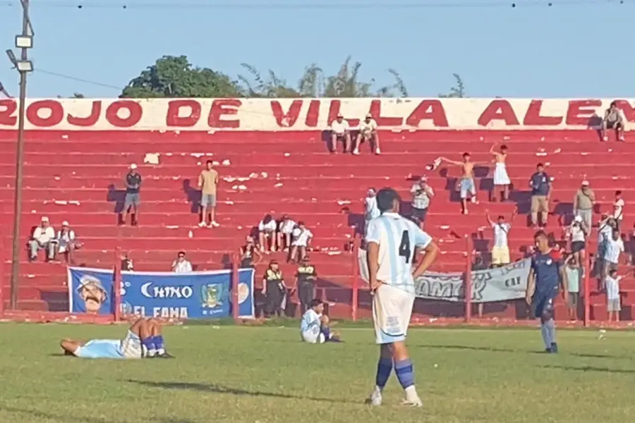 DIJERON BASTA. Los jugadores de Famaillá se quedaron parados en el segundo tiempo, como una manera de reprochar la actitud del juez Maximiliano Leal.