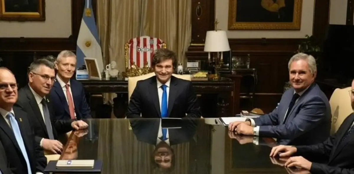 DISPUTA. Javier Milei volvió a dar indicios de su apoyo a Estudiantes en la polémica por el pasillo de honor a Rosario Central y su rivalidad con Chiqui Tapia. 