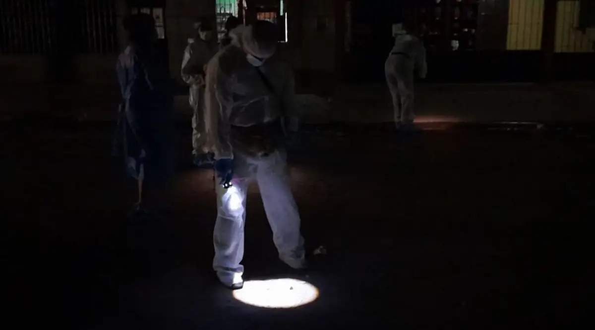 EN PLENA TAREA. Un perito del Ministerio Público analiza una de las evidencias que encontró.