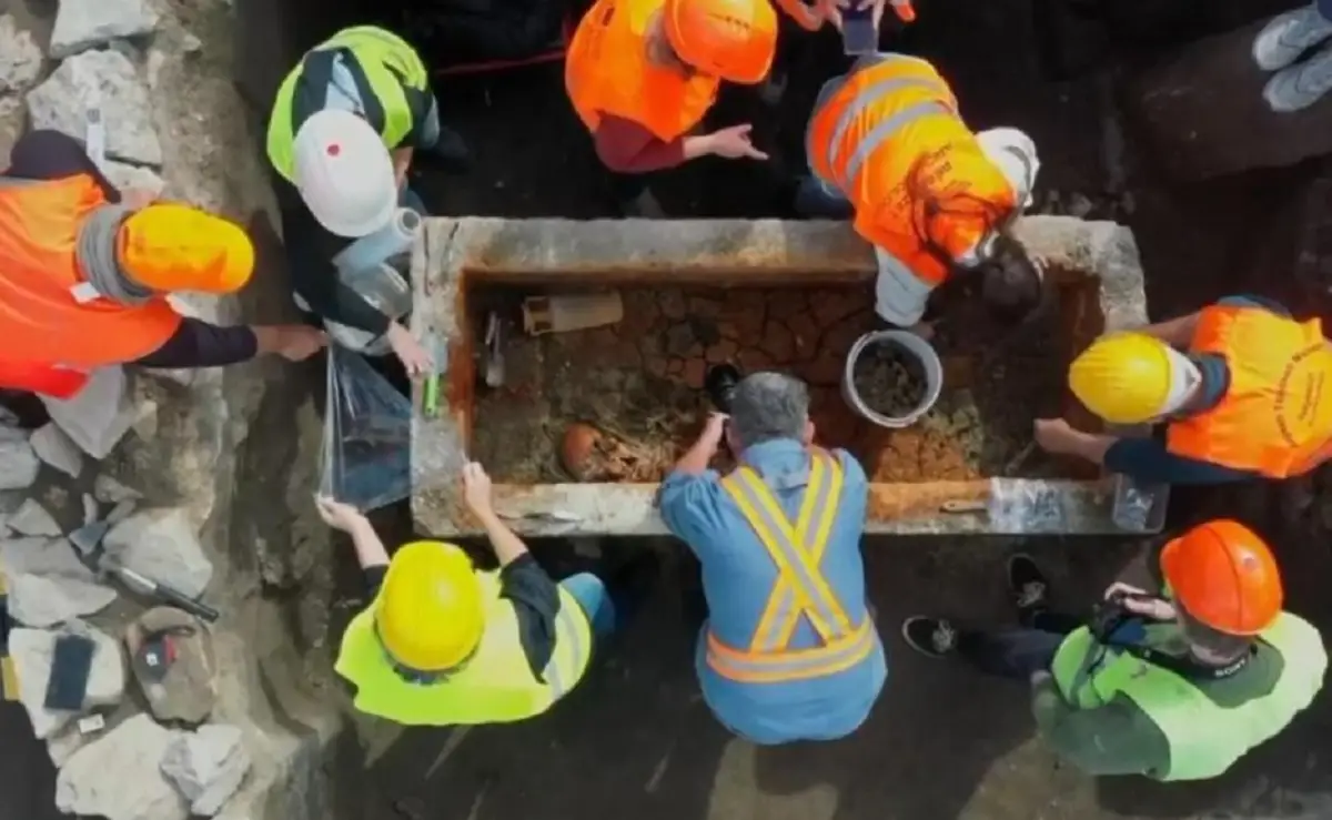 Descubren en Budapest un sarcófago romano intacto de 1.700 años con un esqueleto y valiosos objetos funerarios
