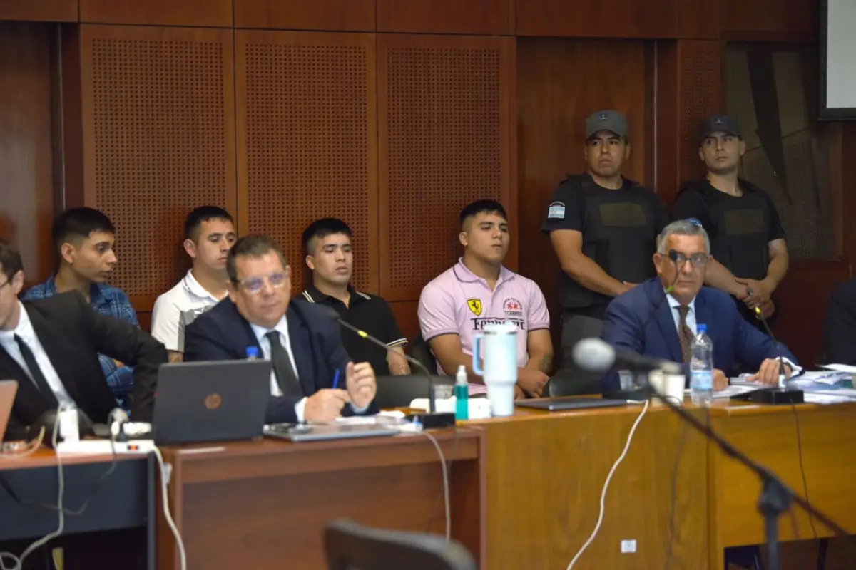 ALEGATOS. Los imputados escucharon atentamente a sus defensores. 