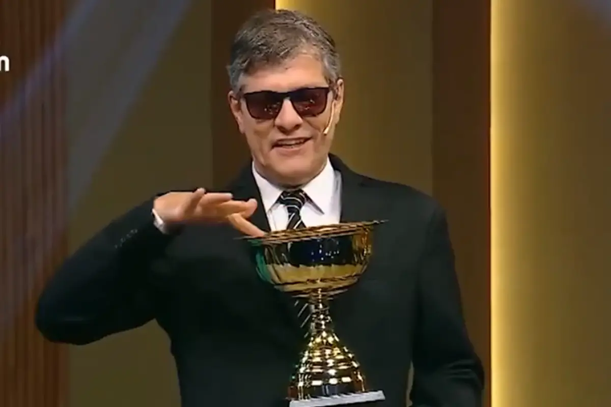 BURLA. Pergolini posó con un trofeo en el inicio de su programa Otro día perdido.