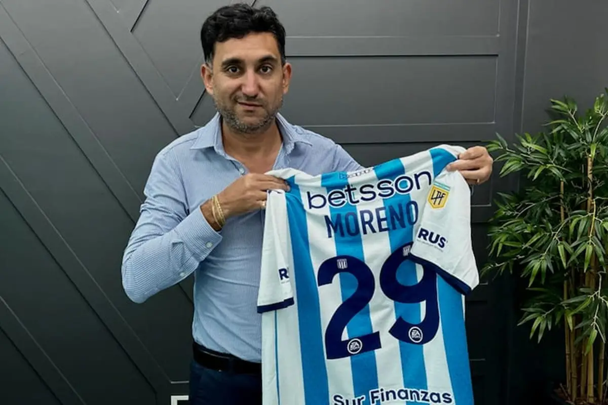 INVESTIGADO. Ariel Vallejo posa con la camiseta de Racing de Avellaneda.
