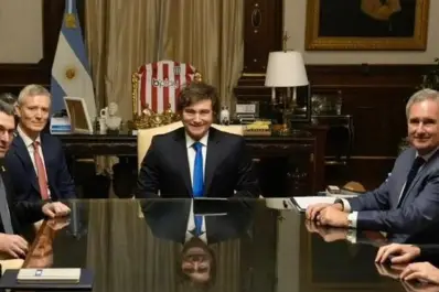 Javier Milei contra el “Chiqui” Tapia: exhibió la camiseta de Estudiantes en el sillón de Rivadavia