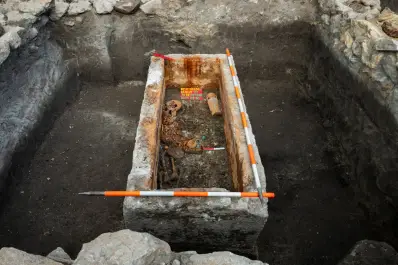 Descubren en Budapest un sarcófago romano intacto de 1.700 años con un esqueleto y valiosos objetos funerarios