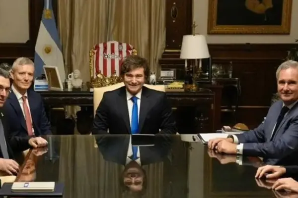 Javier Milei contra el “Chiqui” Tapia: exhibió la camiseta de Estudiantes en el sillón de Rivadavia