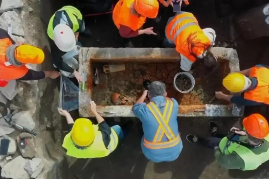 Descubren en Budapest un sarcófago romano intacto de 1.700 años con un esqueleto y valiosos objetos funerarios