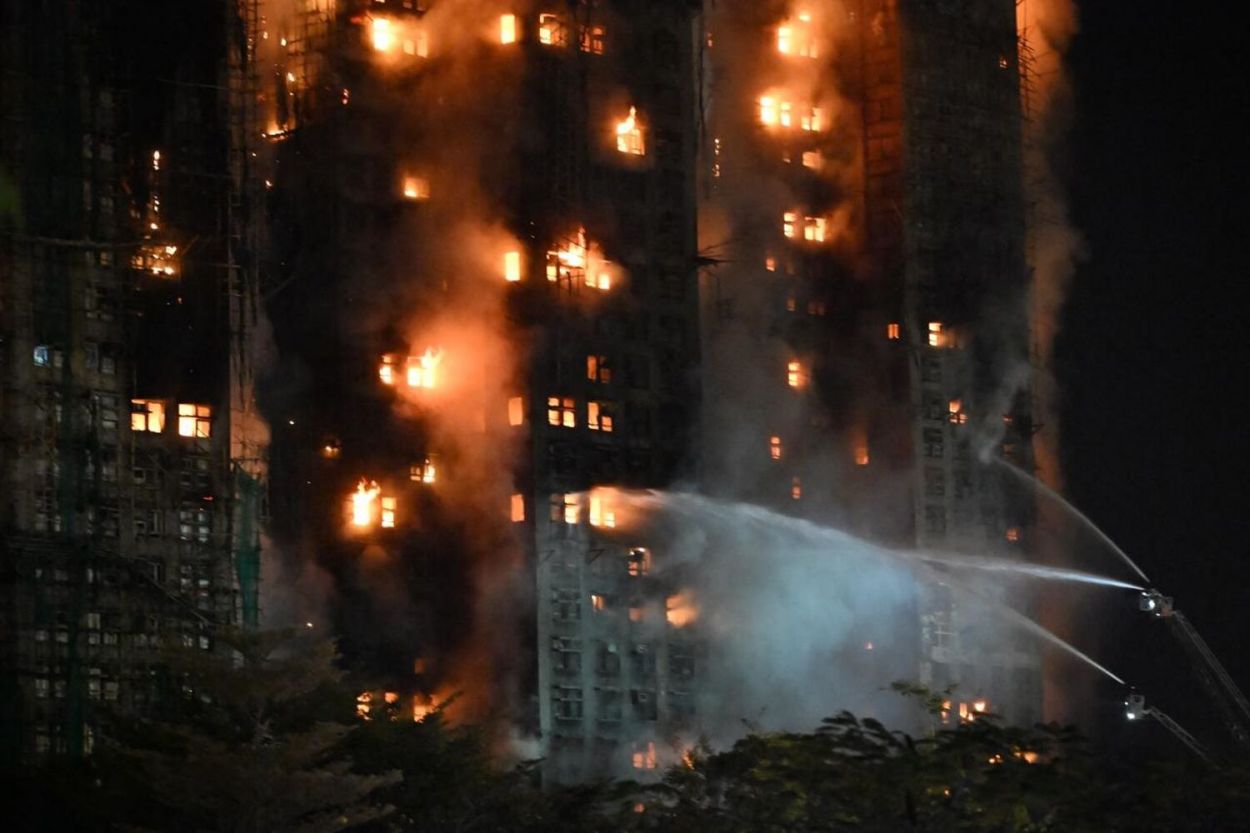 Tres detenidos por el incendio en un edificio en Hong Kong