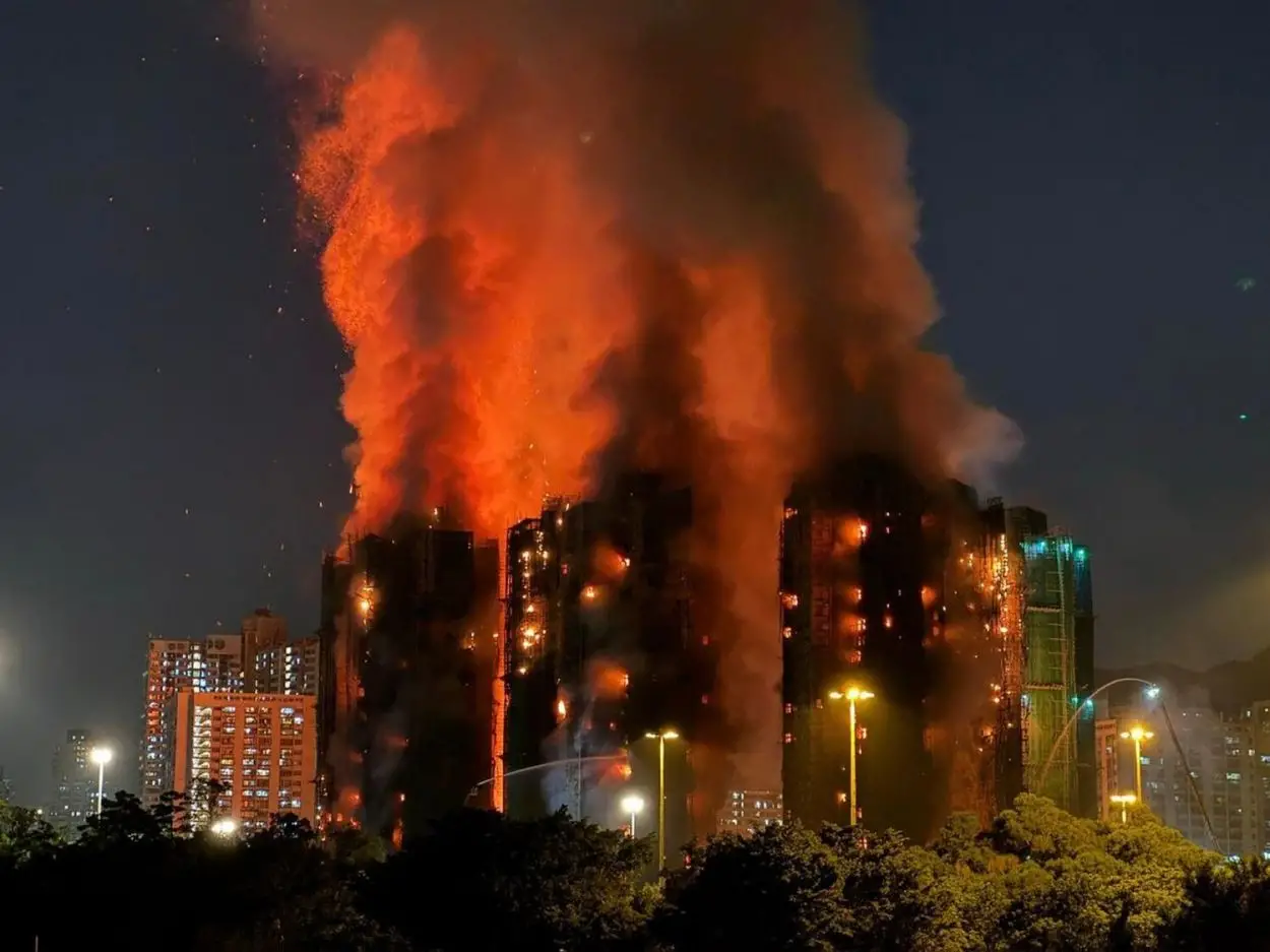Tres detenidos por el incendio en un edificio en Hong Kong
