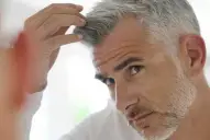 Por qué aparecen las canas y qué factores aceleran su aparición