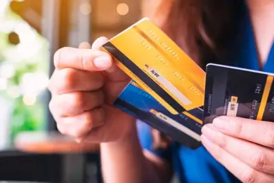 Salir de la “bola de nieve” de deudas: cómo recuperarte del pago mínimo de las tarjetas de crédito