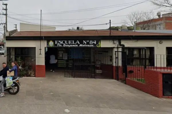 Una maestra de primaria fue atacada a golpes por la madre de un alumno y podría perder un ojo