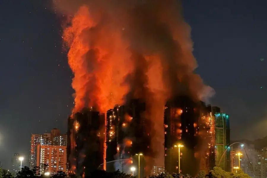 Tres detenidos por el incendio en un edificio en Hong Kong