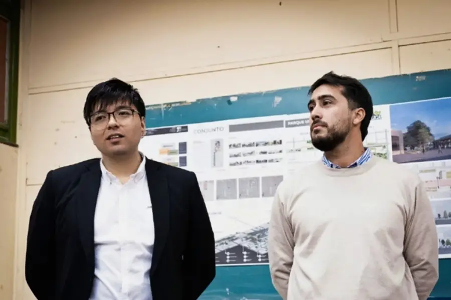 ORGULLO ARQUITECTO. Los autores del proyecto urbano posan tras aprobar su tesis final en la Universidad Nacional de Tucumán. / CORTESÍA JOAQUÍN BURGOS