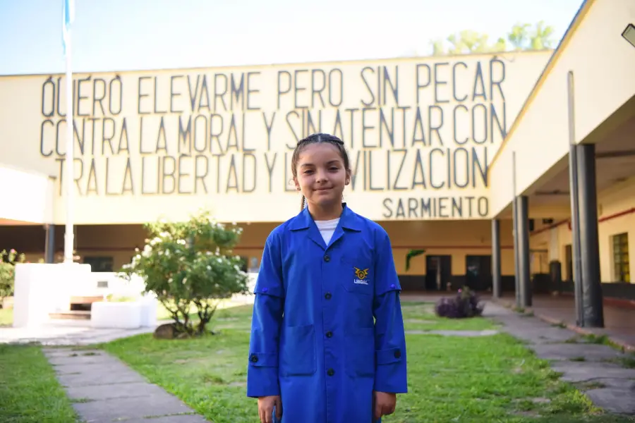 VIAJE. La niña viaja más de 100 kilómetros para asistir a la escuela, y en el camino lee. LA GACETA/ FOTO DE ANALÍA JARAMILLO