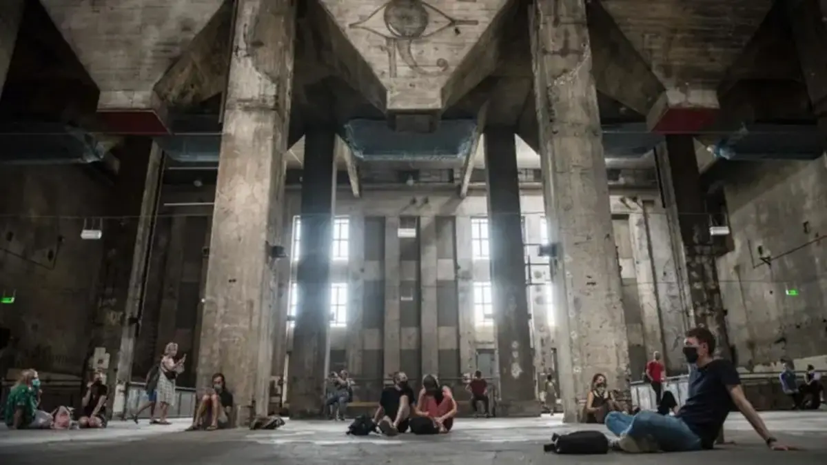 Así es el exclusivo Berghain: el templo del techno que inspiró a Rosalía y donde entrar es casi imposible