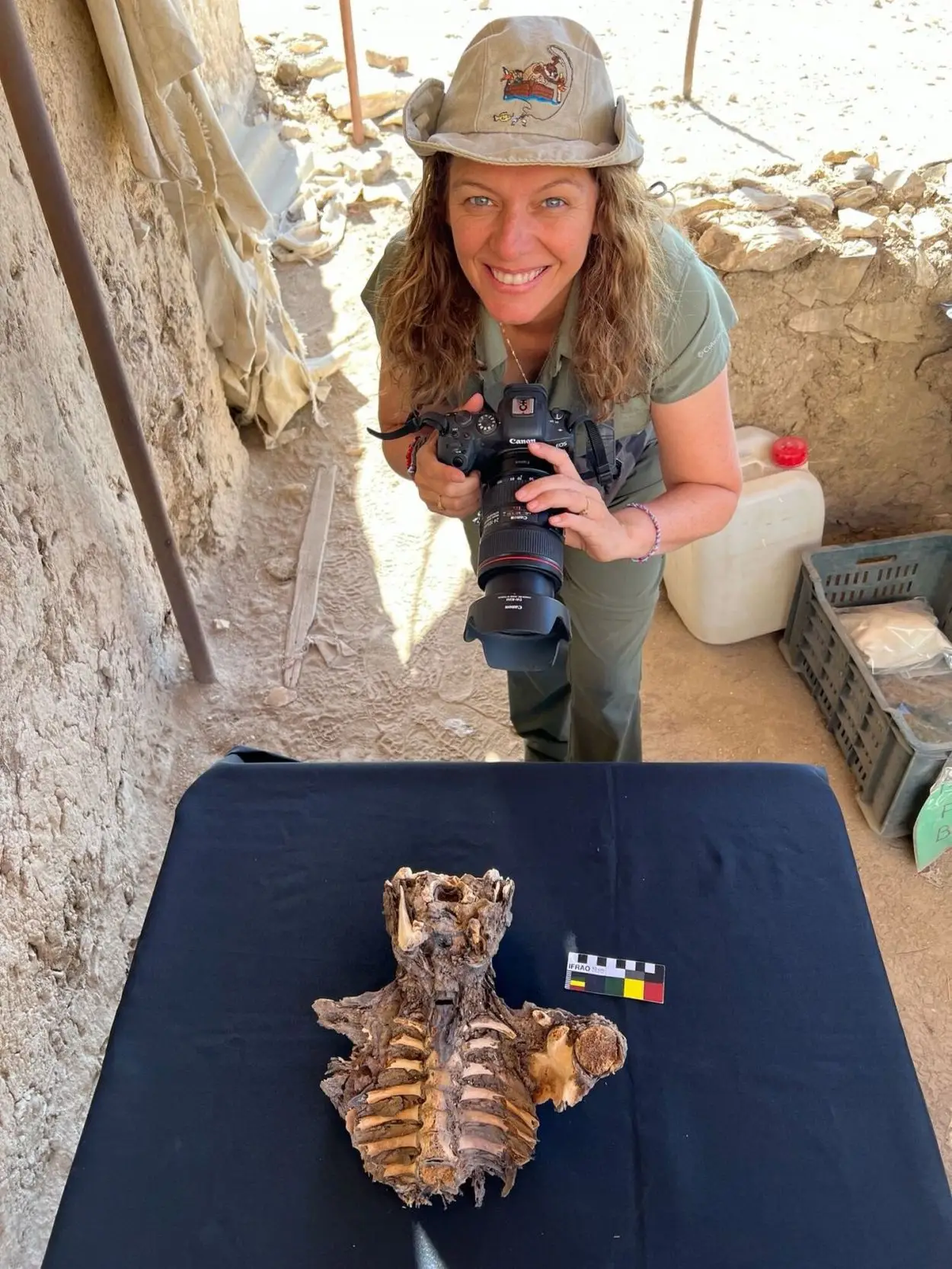 EN UN PRIMER PLANO. La fotógrafa fotografiada en plena tarea.