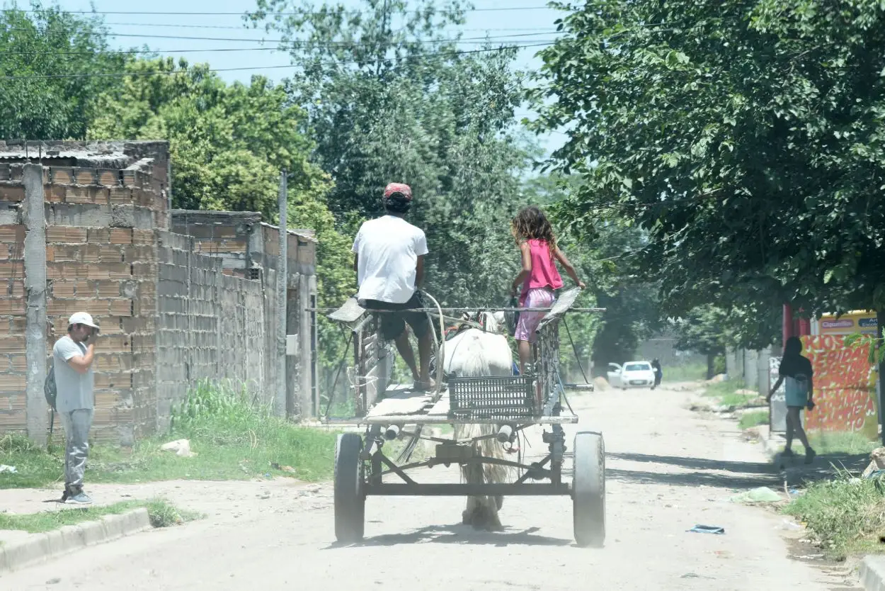 BARRIO JULIO ABRAHAM.  Entre las manzanas enumeradas del lugar donde creció el adolescente agresor, circulan carros tirados por caballos.