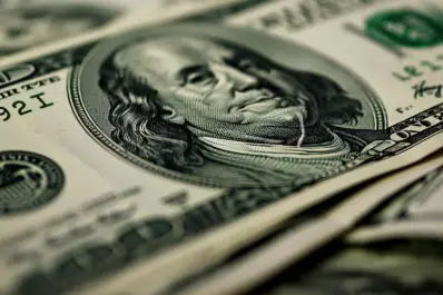 En la última rueda de noviembre, el dólar oficial operó estable en el BNA y el blue retrocedió $5