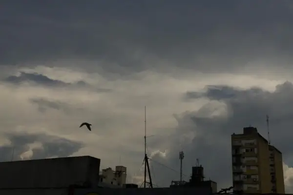 Tras una jornada agobiante, rige una alerta amarilla por tormentas fuertes en Tucumán