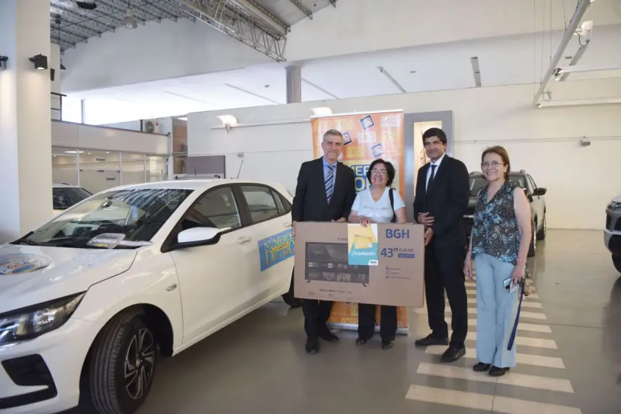 PREMIO EXTRA. Castillo también se llevó un televisor cortesía del Banco Santiago del Estero.