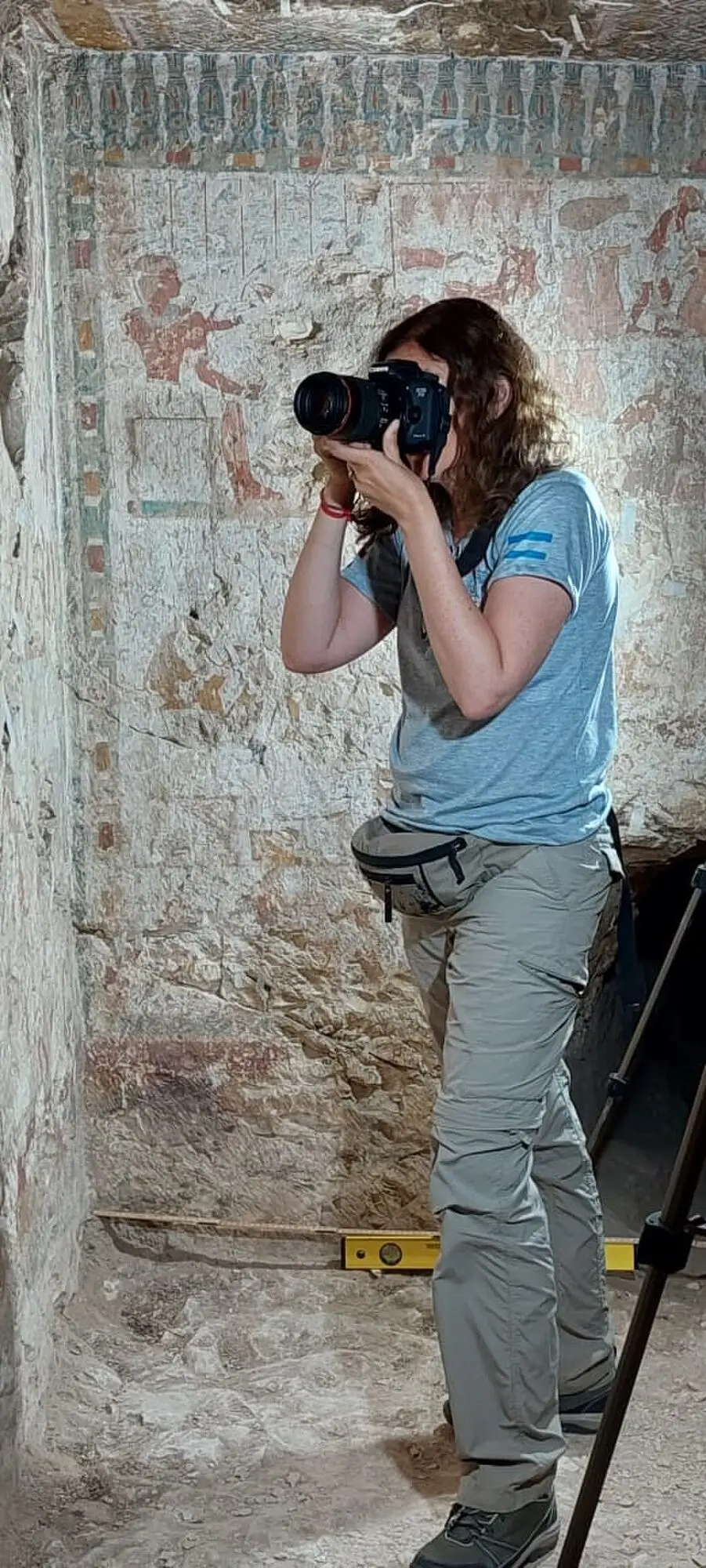 EN LA TUMBA DE AMENMOSE. Detrás se aprecian los jeroglíficos.