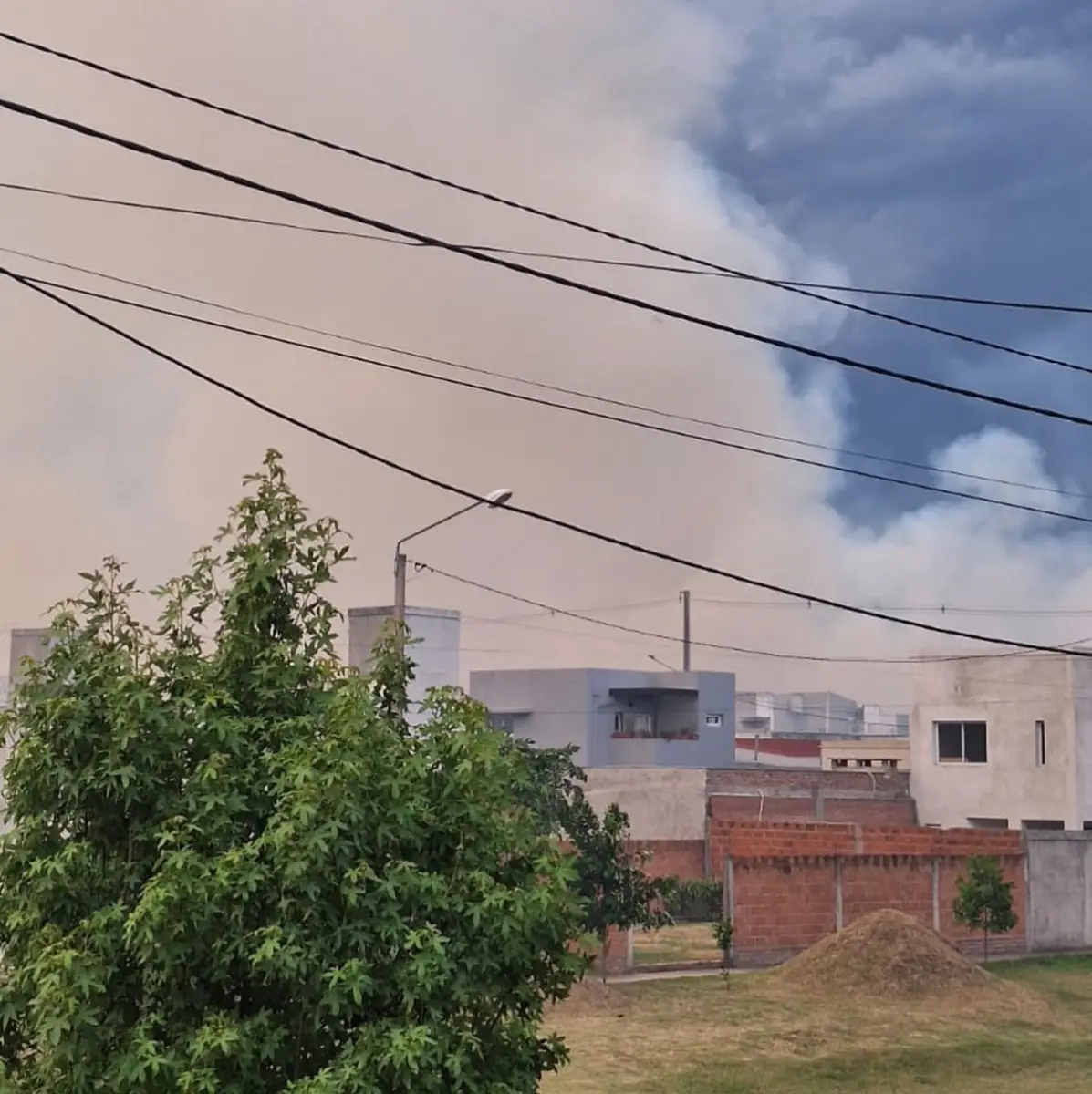 DENSO. Los vecinos de barrios linderos registraron el avance del humo.