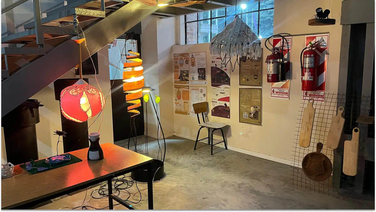 DISEÑO INDUSTRIAL. El espacio de luminarias mostró piezas creadas con distintas técnicas.