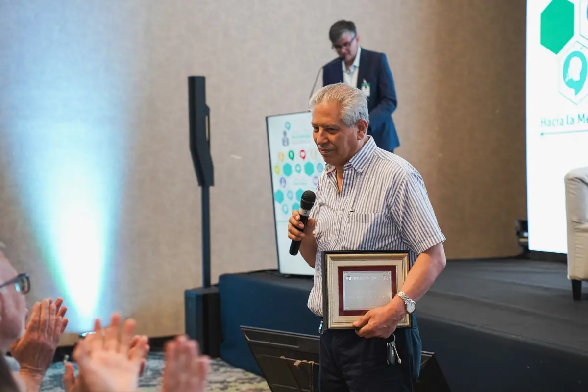 Reconocimiento al anestesiólogo Enrique Gómez.  