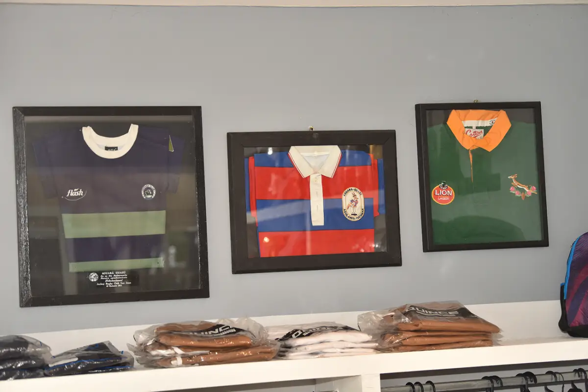 TESORO SUDAFRICANO. En el club aguilarense se guarda una camiseta de Chester Williams, una leyenda de los Springboks.