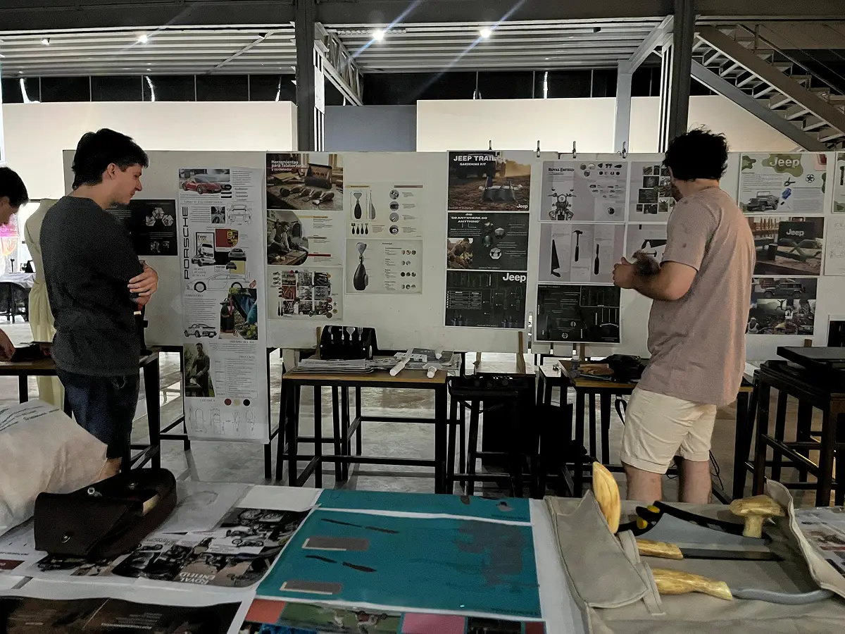 EXPOSICIÓN. La comunidad universitaria recorrió los trabajos finales de las tres carreras en el cierre del cuatrimestre.