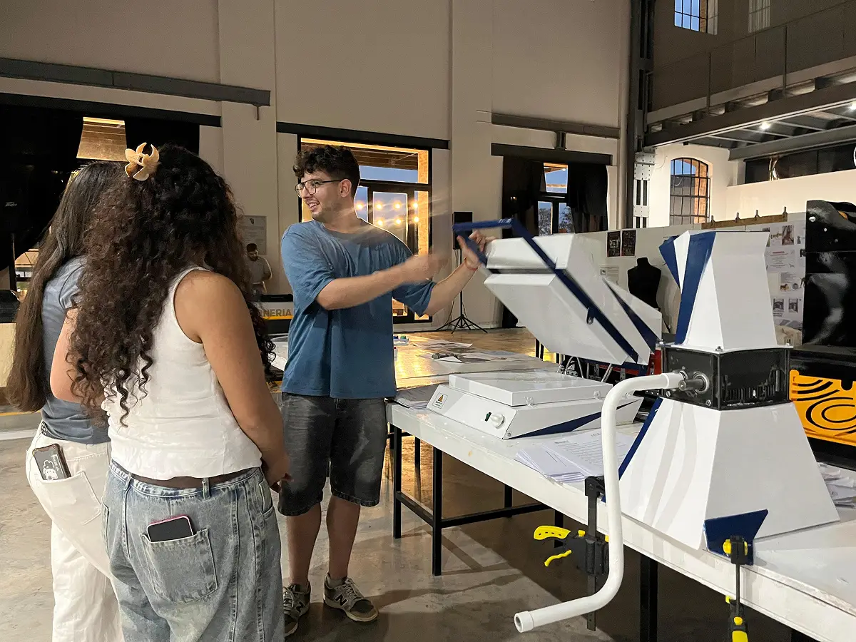 PROTOTIPO. Franco mostró el funcionamiento de la trituradora y detalló cada mecanismo del sistema de reciclaje.