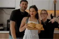 No paró un segundo: antes de irse de Argentina, Rosalía preparó empanadas