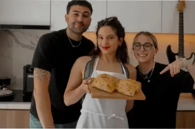 No paró un segundo: antes de irse de Argentina, Rosalía preparó empanadas