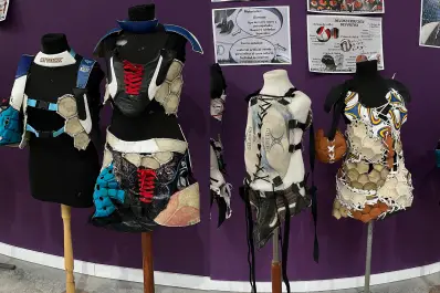 Lámparas, planos, packaging y ropa con pelotas recicladas: así fue la muestra de fin de año en la USP-T