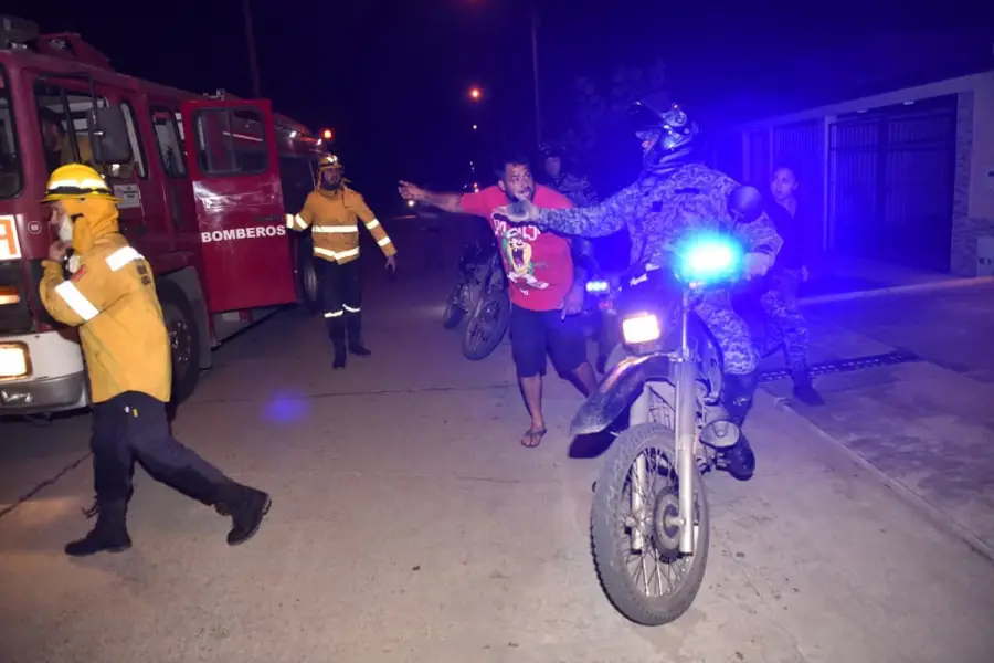 DISCUSIÓN. Un vecino quiso sofocar un foco con un balde y lo pararon.