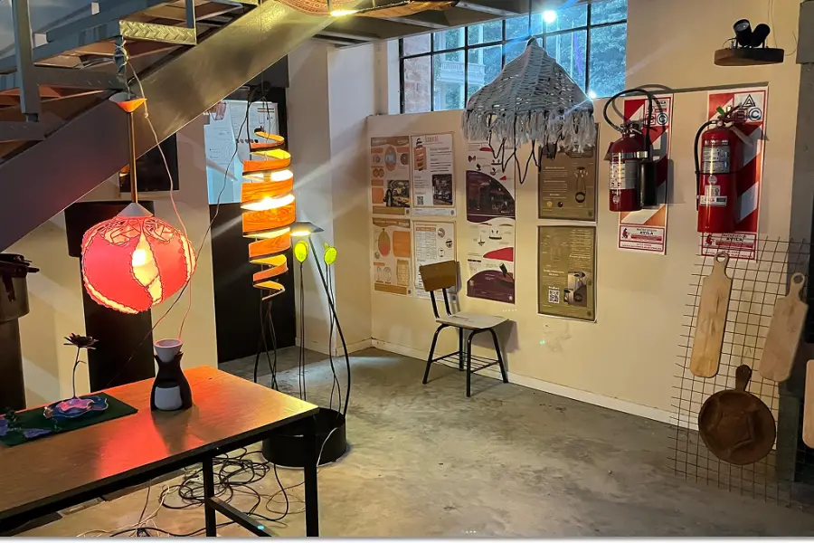 DISEÑO INDUSTRIAL. El espacio de luminarias mostró piezas creadas con distintas técnicas.