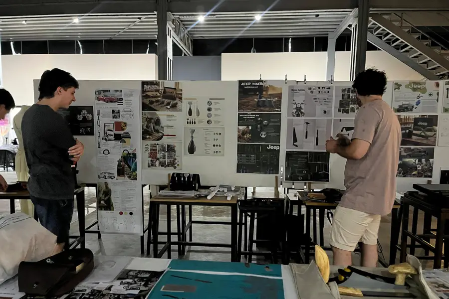 EXPOSICIÓN. La comunidad universitaria recorrió los trabajos finales de las tres carreras en el cierre del cuatrimestre.