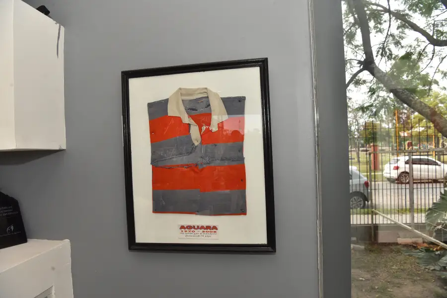 RELIQUIA. En la boutique de Aguará Guazú, se guarda una de las camisetas que se utilizó en los años fundacionales del club aguilarense.