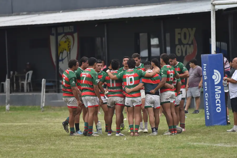 RONDA. Luego de la primera mitad, los jugadores de Huirapuca se reunieron detrás de su ingoal y realizaron una charla para motivarse de cara al segundo tiempo.