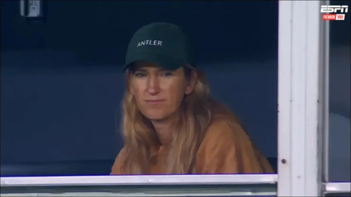 INVITADA DE LUJO. Victoria Azarenka disfrutó del partido en un palco y se llevó una camiseta entregada por Juan Román Riquelme.