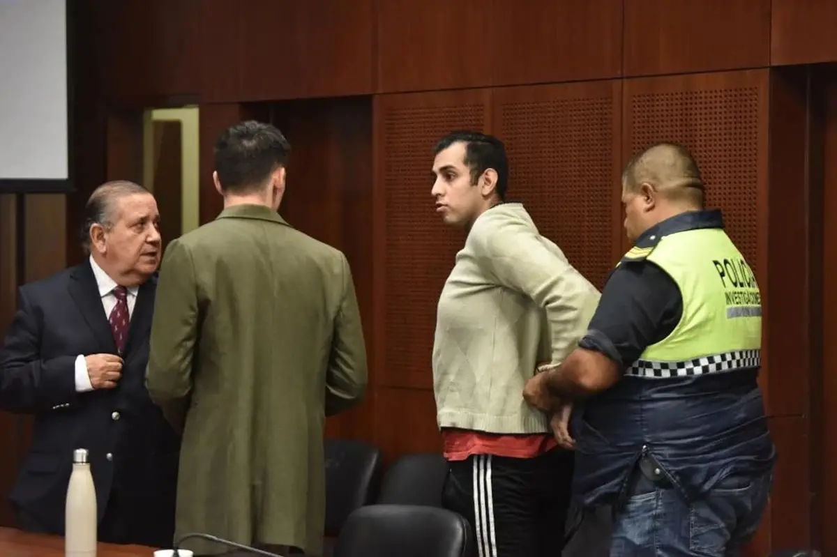 EL DIA DE LA SENTENCIA. El defensor oficial Hernán Molina trata de calmar a Leonardo Salomón después de haber escuchado la condena en su contra.