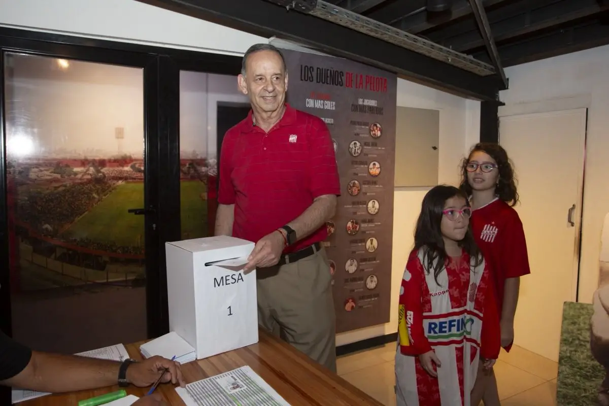 Con una sonrisa, Mirkin votó en La Ciudadela